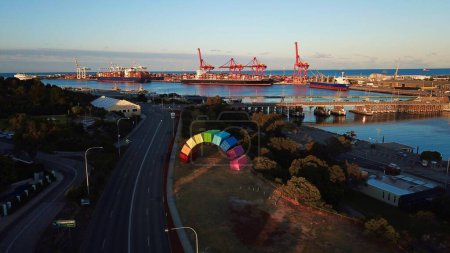 Luftaufnahme von Rainbow Containern und Hafenhintergrund