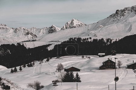 Téléchargez les photos : Hiver dans les montagnes suisses. Maisons d'hiver dans les montagnes - en image libre de droit