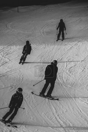Foto de Familia de vacaciones esquiando en las montañas de Suiza - Imagen libre de derechos