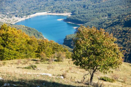 Téléchargez les photos : Vue sur le lac montagna Spaccata dans le parc national des Abruzzes, Italie - en image libre de droit