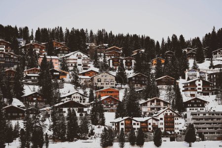 Foto de Casas de invierno en las montañas suizas - Imagen libre de derechos