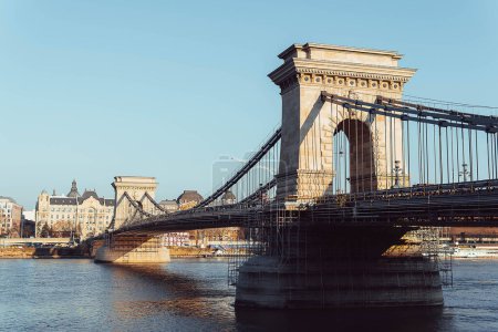 Téléchargez les photos : Photo de stock du pont de la chaîne traversant le Danube - en image libre de droit