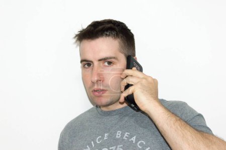 Téléchargez les photos : Garçon parlant sur téléphone portable
. - en image libre de droit
