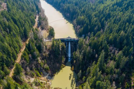 Téléchargez les photos : Vue aérienne du barrage Alder et de la rivière Nisqually - en image libre de droit