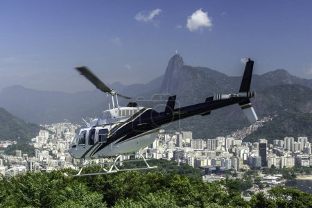 Téléchargez les photos : Belle vue sur hélicoptère décollant de la montagne de pain de sucre vert - en image libre de droit