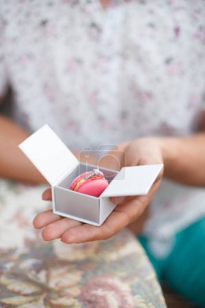 Téléchargez les photos : Femme tenant boîte avec macaron et anneau - en image libre de droit