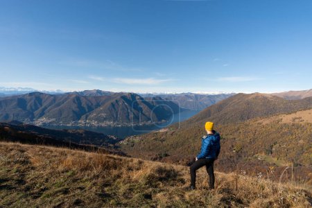 Téléchargez les photos : Voyageur homme admirant paysage du lac de Côme Italie - en image libre de droit