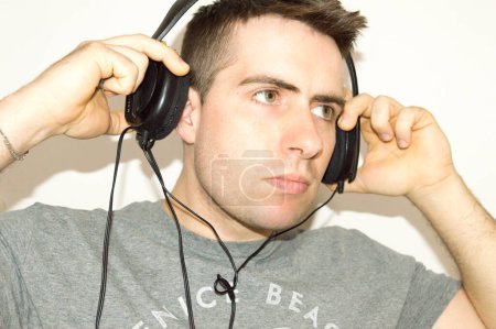 Foto de Hombre joven con auriculares
. - Imagen libre de derechos