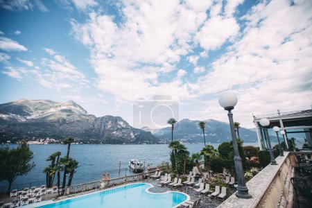 Téléchargez les photos : Lac d'été dans le nord de l'Italie avec montagnes - en image libre de droit