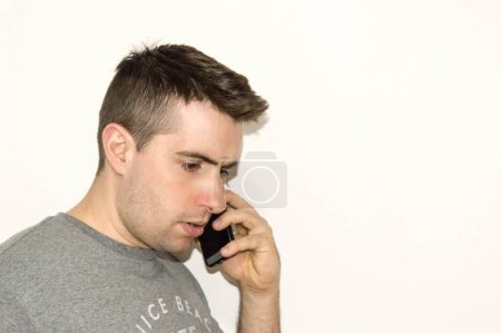 Téléchargez les photos : Garçon parlant sur téléphone portable
. - en image libre de droit