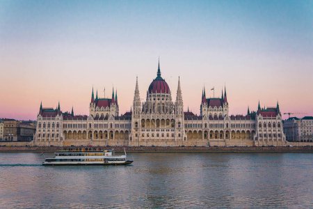 Téléchargez les photos : Parlement de Budapest, de la rivière Danubius et traversée en bateau - en image libre de droit