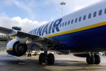 Téléchargez les photos : 3 janvier - Porto, Portugal : Avion Ryanair blanc-bleu-jaune avant le décollage près du ciel - en image libre de droit