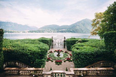 Téléchargez les photos : Lac d'été dans le nord de l'Italie avec montagnes - en image libre de droit