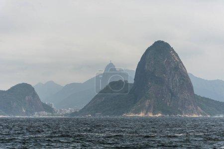 Téléchargez les photos : Belle vue de l'océan aux montagnes et au paysage à Rio de Janeiro, RJ - en image libre de droit