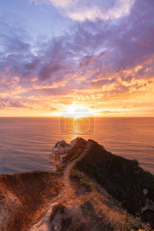 Téléchargez les photos : Coucher de soleil incroyable sur les falaises d'Etretat - en image libre de droit