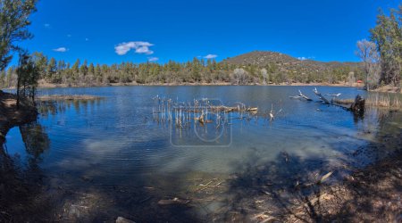 Téléchargez les photos : Vue de la rive sud du lac Lower Goldwater près de Prescott Arizona. - en image libre de droit