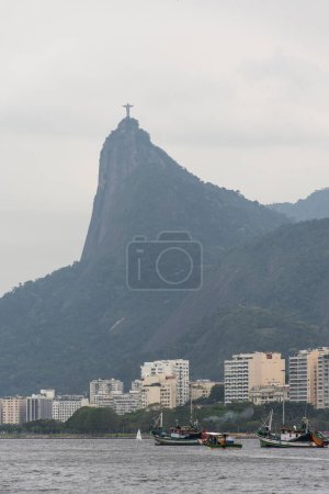 Téléchargez les photos : Belle vue sur la montagne Corcovado, bâtiments résidentiels et bateaux de pêche à Rio de Janeiro, Brésil - en image libre de droit