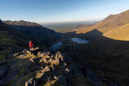 Foto de Mujer en la cima de la montaña con dos lagos en el fondo - Imagen libre de derechos
