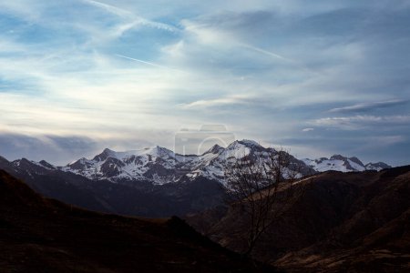 Téléchargez les photos : Vue panoramique spectaculaire sur les montagnes au coucher du soleil. Boi Taull, Pyrénées Catalanes, Espagne. - en image libre de droit
