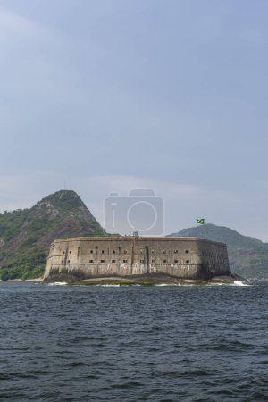 Foto de Vista al histórico fuerte oceánico en la Bahía de Guanabara, Río de Janeiro, RJ - Imagen libre de derechos
