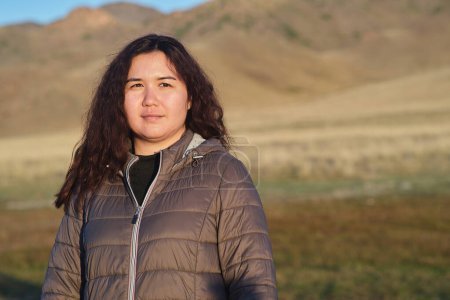 Téléchargez les photos : Portrait d'une femme asiatique debout contre les collines - en image libre de droit