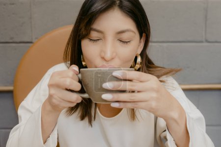 Téléchargez les photos : Beauté hispanique femme boire une tasse de café - en image libre de droit