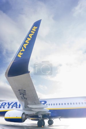 Téléchargez les photos : 3 janvier - Porto, Portugal : Avion Ryanair blanc-bleu-jaune avant le décollage près du ciel - en image libre de droit
