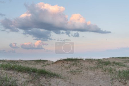 Téléchargez les photos : Coucher de soleil sur le lac Michigan à Kenosha, WI plage de sable vue sur - en image libre de droit