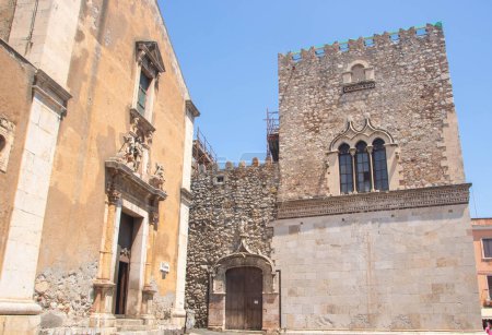 Foto de Palacio de Corvaia y la iglesia de Santa Caterina en Taormina; Sicilia - Imagen libre de derechos
