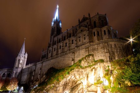 Foto de Notre Dame du Rosaire de Lourdes por la noche - Imagen libre de derechos