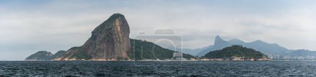 Téléchargez les photos : Belle vue de l'océan aux montagnes et au paysage à Rio de Janeiro, RJ - en image libre de droit