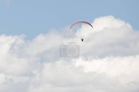 Foto de Los parapentes se elevan alto en el cielo en un día soleado en las montañas de la costa de BC. - Imagen libre de derechos