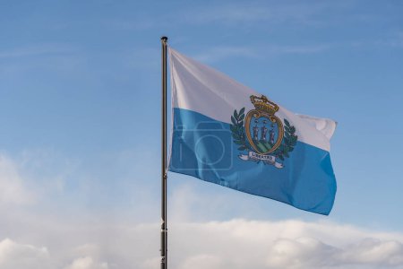 Foto de Tela de tela de bandera nacional de San Marino ondeando en el cielo - Imagen libre de derechos
