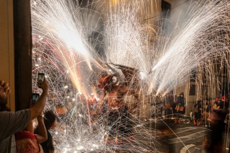 Foto de Figura demoníaca bailando con fuego en celebraciones folclóricas catalanas - Imagen libre de derechos