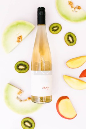 Téléchargez les photos : Bouteille complète de vin blanc riesling aux fruits frais - en image libre de droit