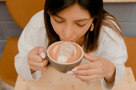 Téléchargez les photos : Femme boire une tasse de café - en image libre de droit