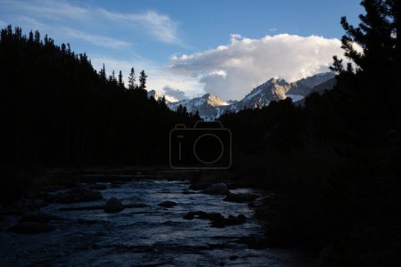 Téléchargez les photos : Coucher de soleil sur un ruisseau de la Sierra Orientale - en image libre de droit