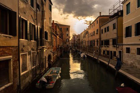 Téléchargez les photos : Vue panoramique des vieux bâtiments de Venise Italie au coucher du soleil - en image libre de droit