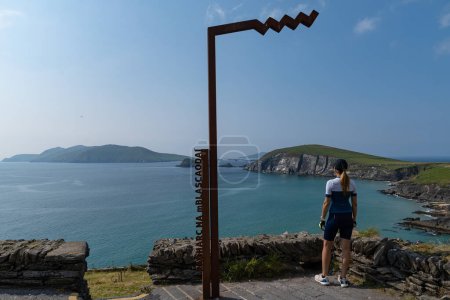 Téléchargez les photos : Un pas de femme à Slea Head Dingle Peninsula, Co Kerry, Irlande - en image libre de droit