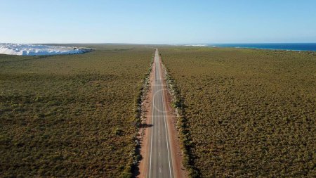 Foto de Vista aérea de un camino recto australiano contra Sky - Imagen libre de derechos