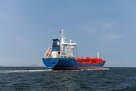 Foto de Vista al barco oceánico industrial de petróleo y gas que sale de Río de Janeiro, RJ - Imagen libre de derechos