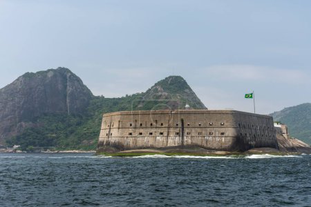 Téléchargez les photos : Vue sur le fort historique de l'océan dans la baie de Guanabara, Rio de Janeiro, RJ - en image libre de droit