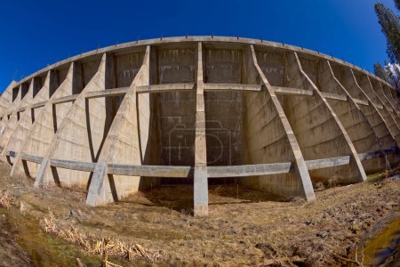 Téléchargez les photos : Vue de dessous le barrage du lac Goldwater supérieur à Prescott en Arizona. Public Park, aucun dégagement de propriété nécessaire. - en image libre de droit