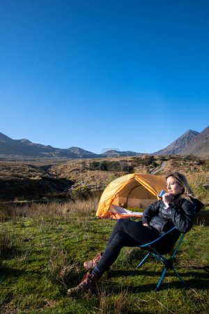 Téléchargez les photos : Femme voyageur camping-car profiter du soleil et un café - en image libre de droit
