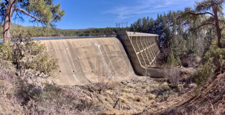 Téléchargez les photos : Vue depuis le coin nord-ouest du barrage Upper Goldwater Lake dans l'Arizona de Prescott. Public Park, aucun dégagement de propriété nécessaire. - en image libre de droit