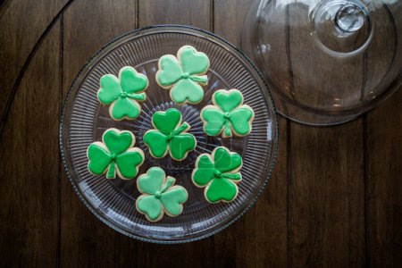 Téléchargez les photos : Vue aérienne des biscuits de la Saint-Patrick sur plaque de verre - en image libre de droit