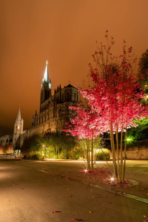 Foto de LOURDES, FRANCIA - 10 de octubre de 2021: Notre Dame du Rosaire de Lourdes - Imagen libre de derechos