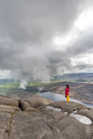 Foto de Mujer de pie en la cima de las montañas Slieve Binnian - Imagen libre de derechos
