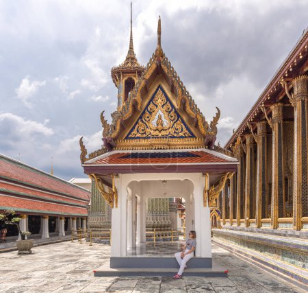 Photo for Tourist woman resting from the sun in the Grand palace of bangkok thailand - Royalty Free Image