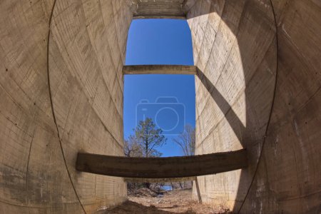 Téléchargez les photos : Vue de dessous le barrage du lac Goldwater supérieur à Prescott en Arizona. Public Park, aucun dégagement de propriété nécessaire. - en image libre de droit